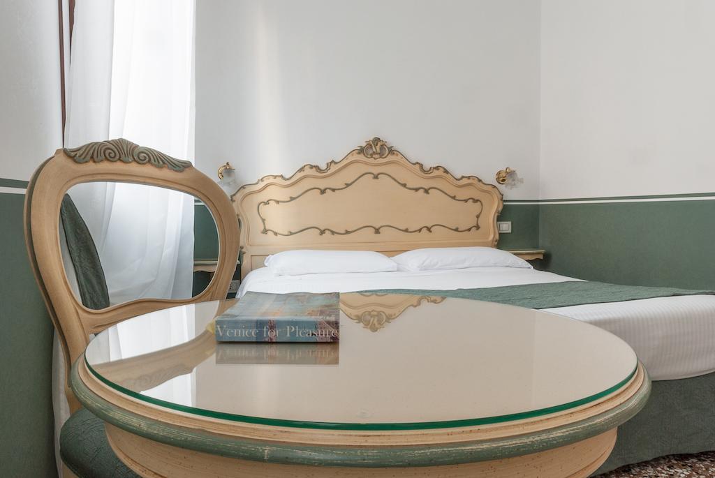 Camera Matrimoniale/Doppia con Letti Singoli con Vista Canale