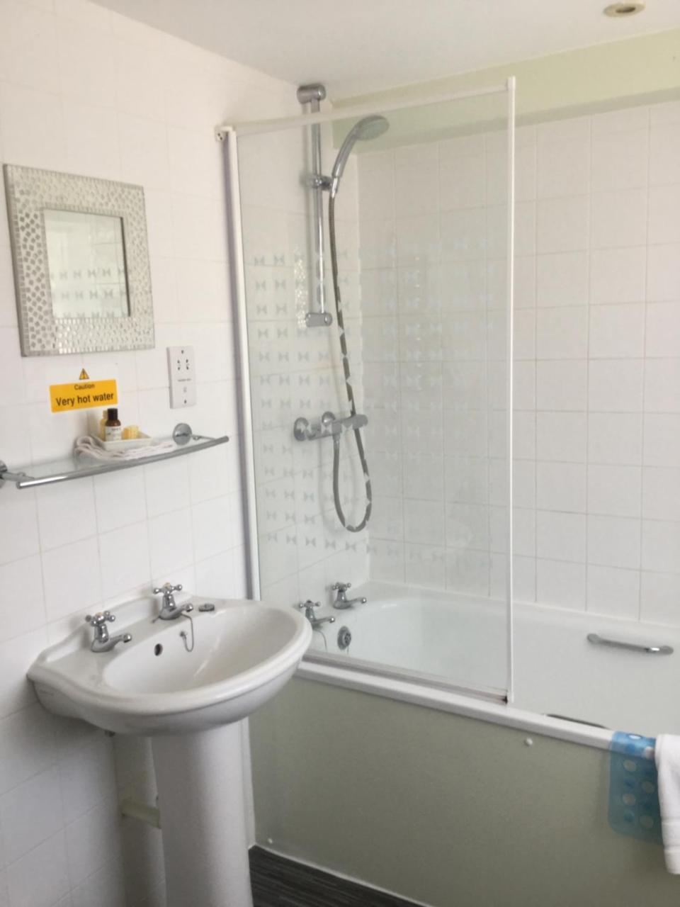 Twin Room with Bath,695539371:JPEG