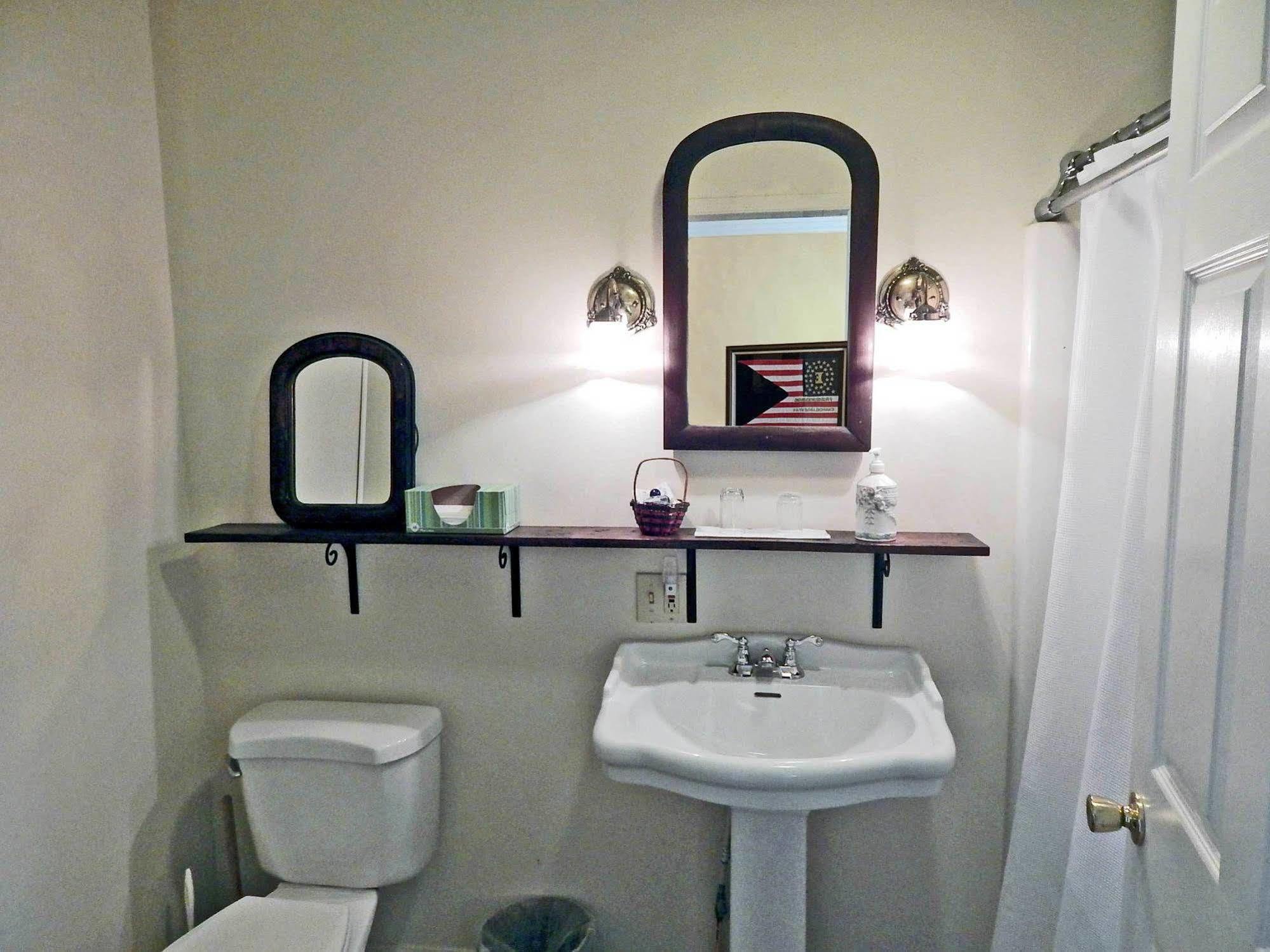 Habitación con cama grande