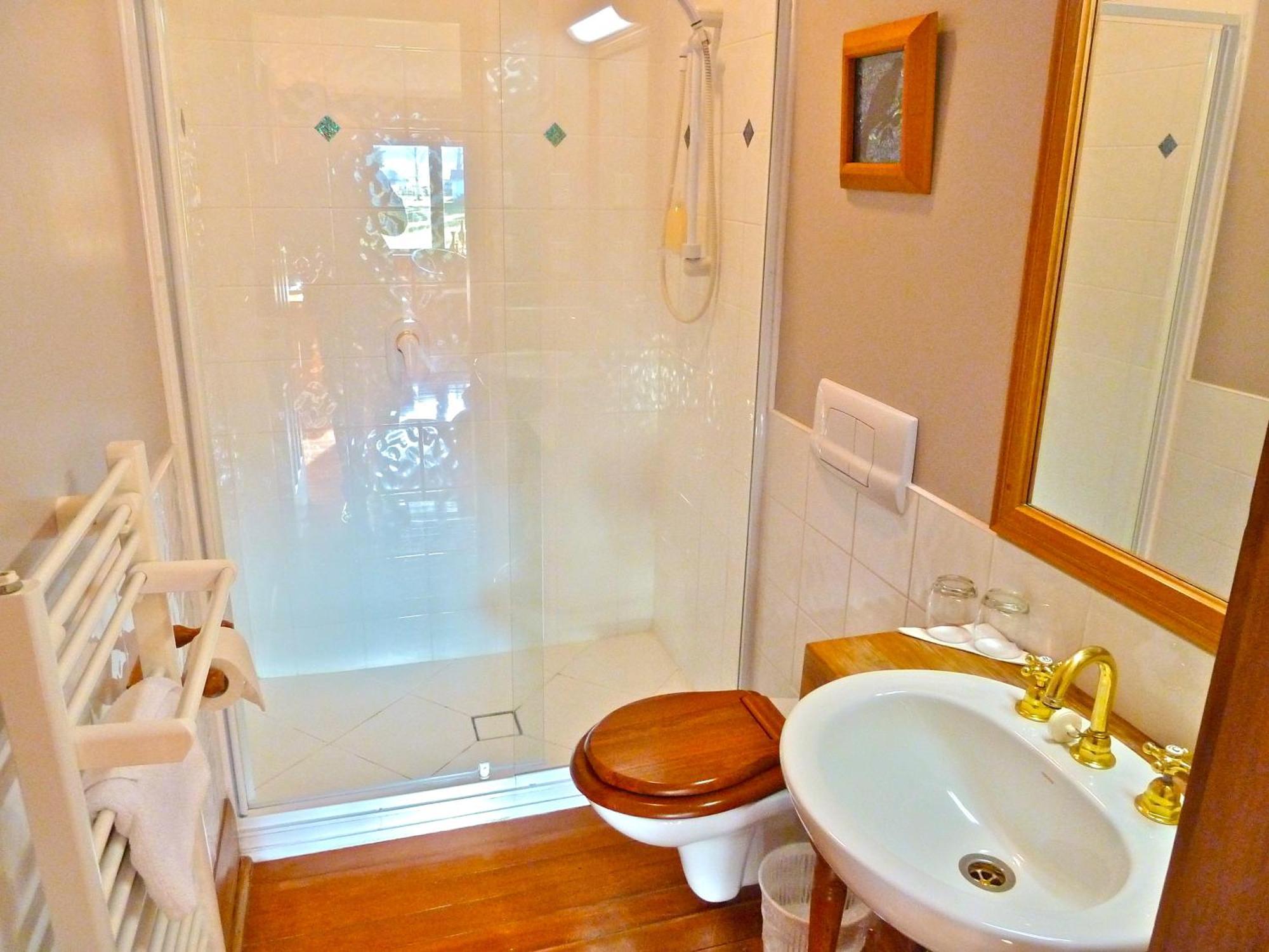 Deluxe Double or Twin Room with Lake View,706619698:JPEG