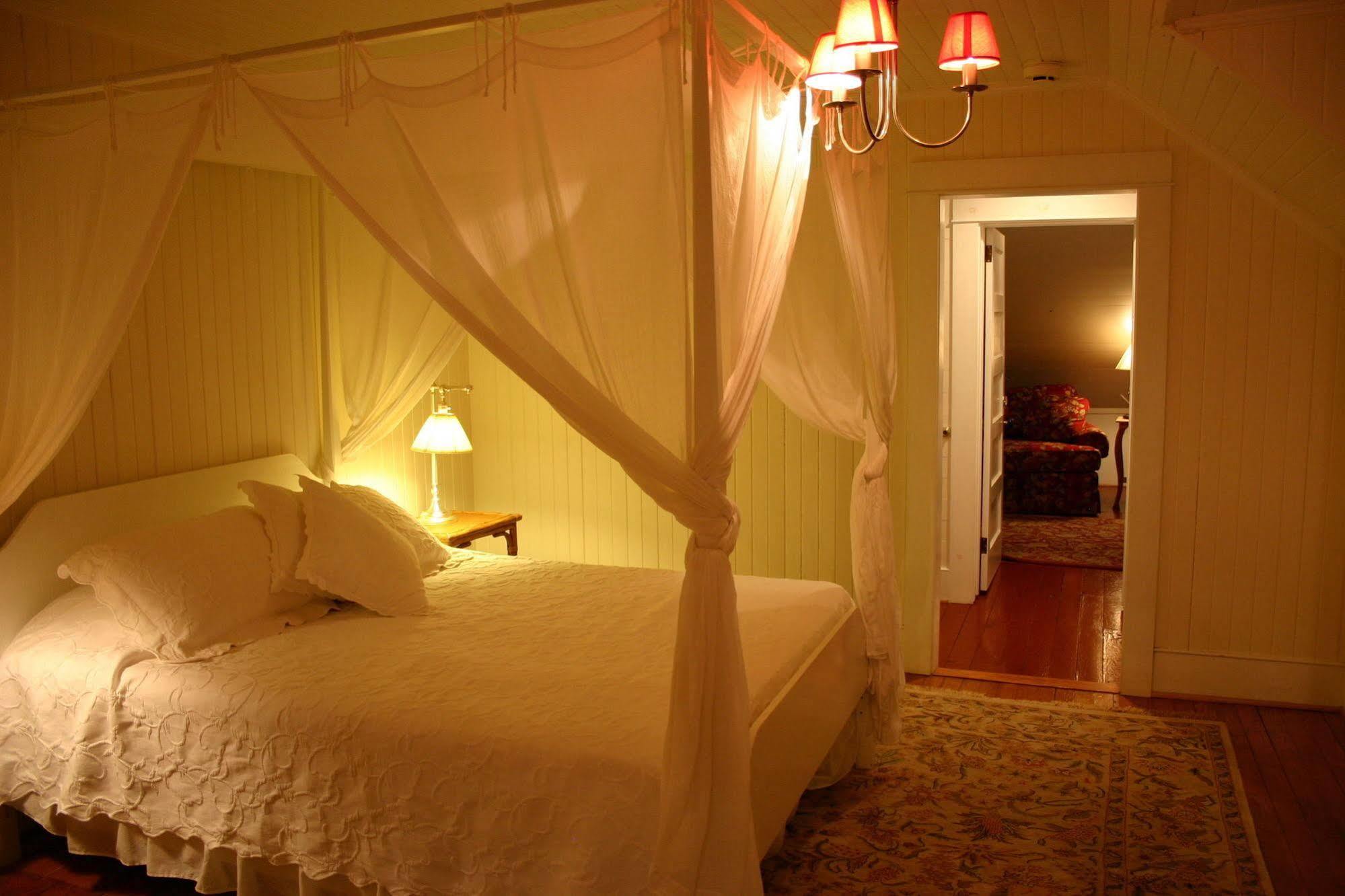 Deluxe Queen Suite