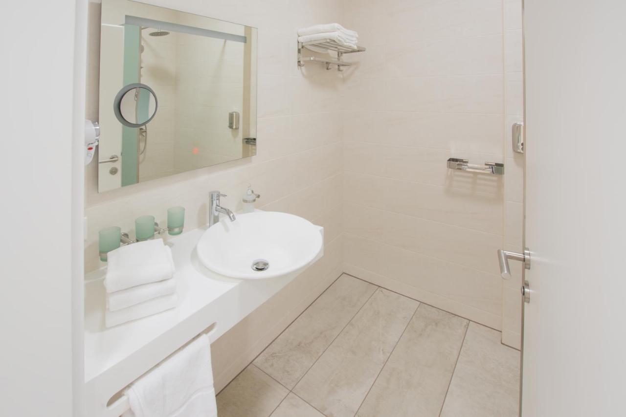 Triple Room Shower,728820478:JPEG