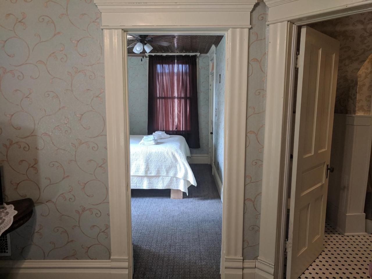 Deluxe Queen Suite