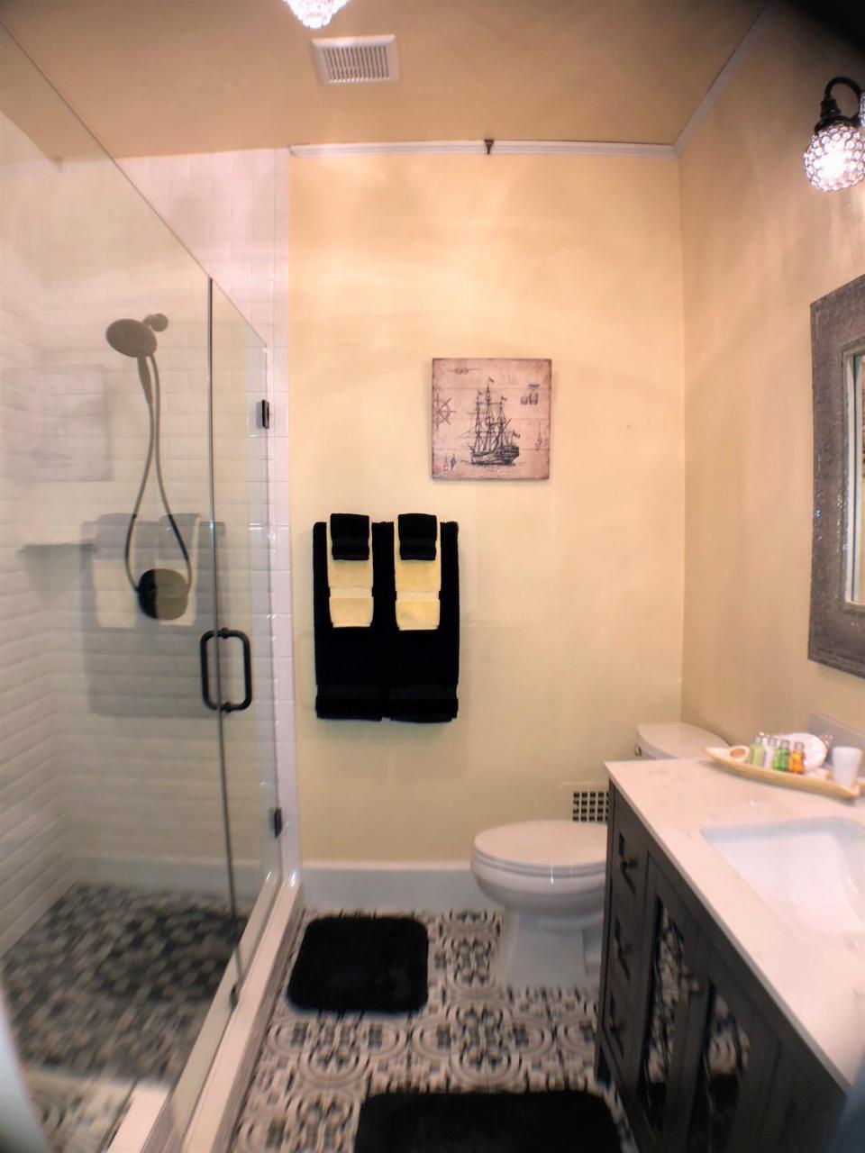 Deluxe Queen Room,757364107:JPEG