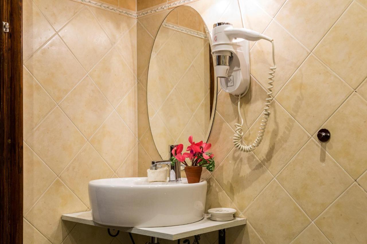 Double or Twin Room Private External Bathroom