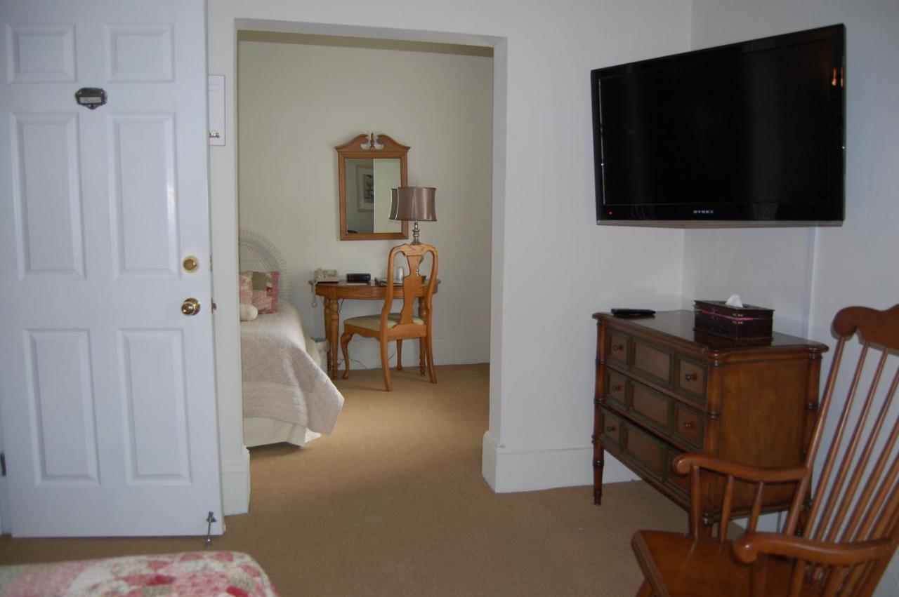 Family Room 17,758766487:JPEG