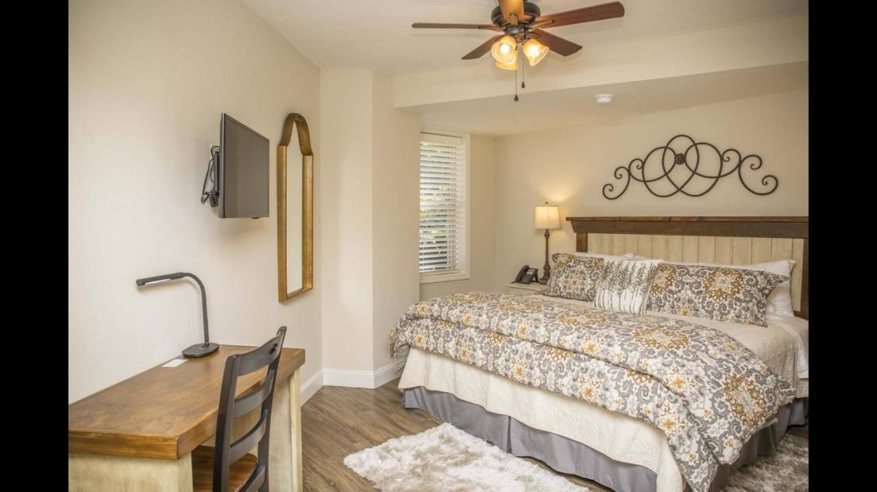 Deluxe King Suite