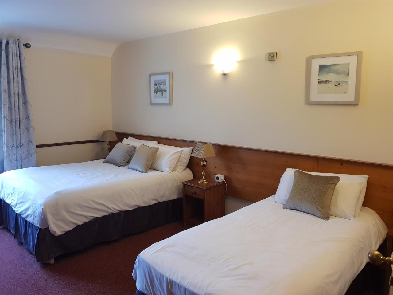 Family Room (2 Adults + 1 Child),766322386:JPEG