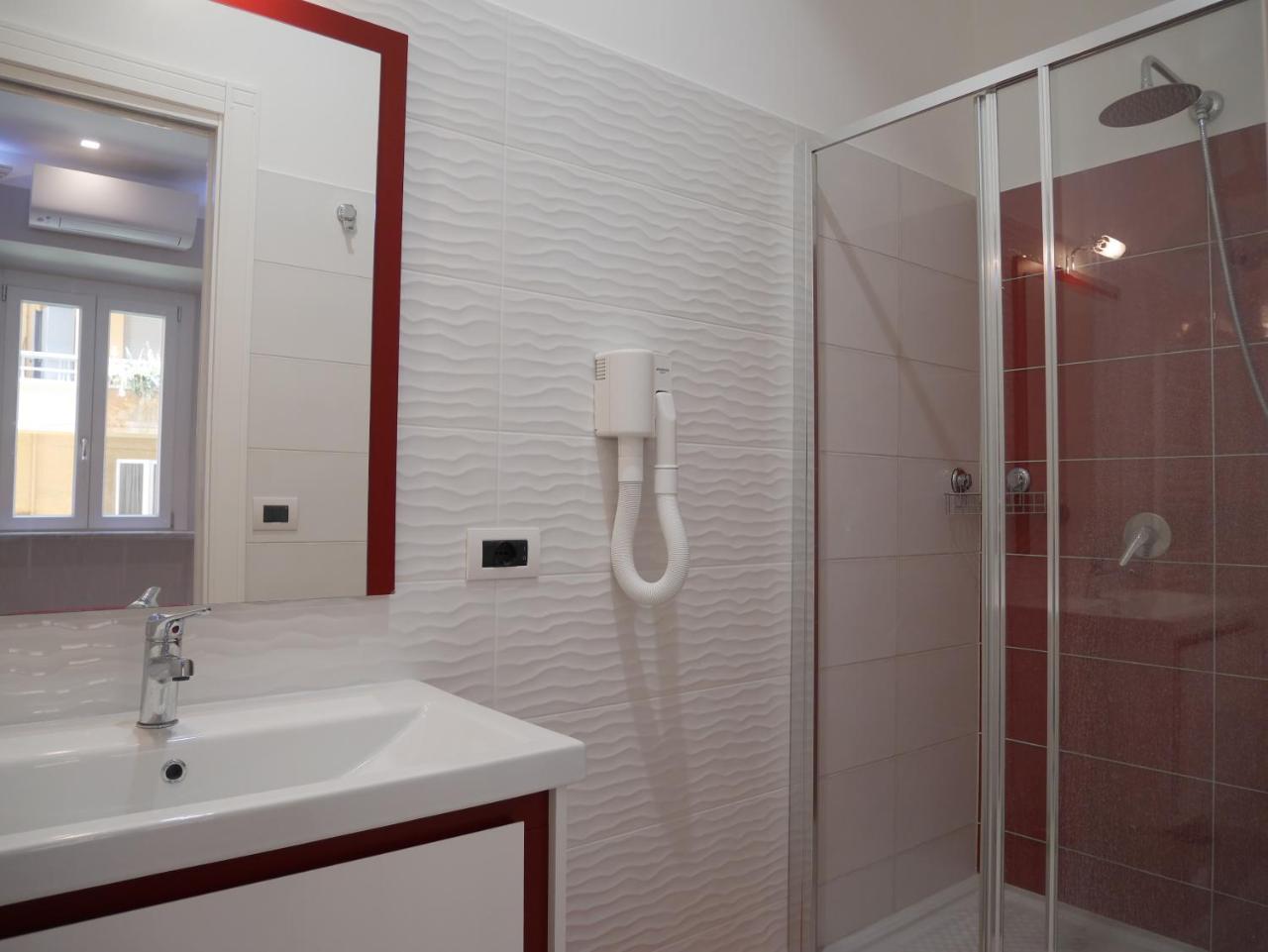 Camera Matrimoniale/Doppia con Letti Singoli con Bagno Privato