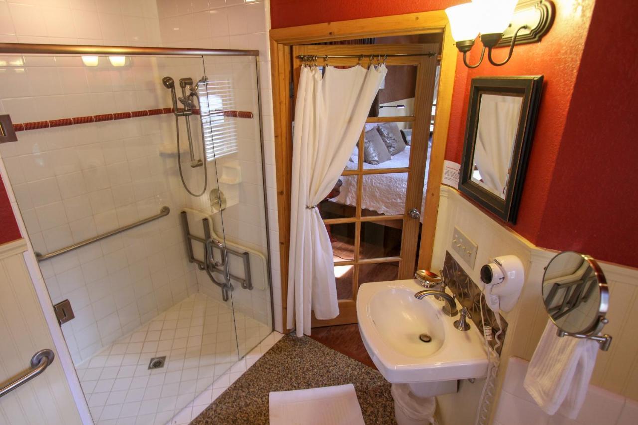 Deluxe King Suite