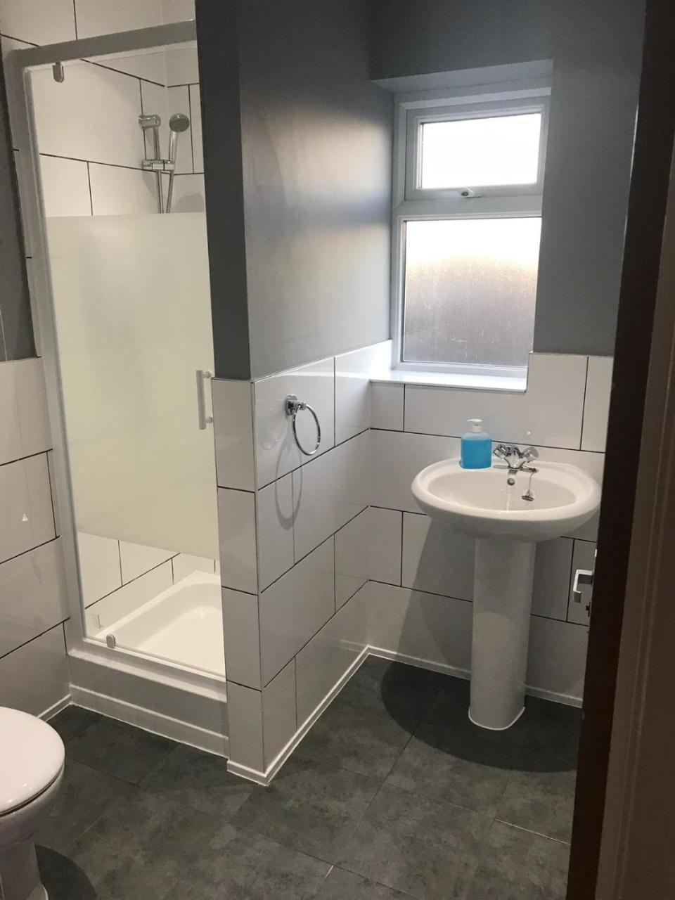 Twin Room with Shower