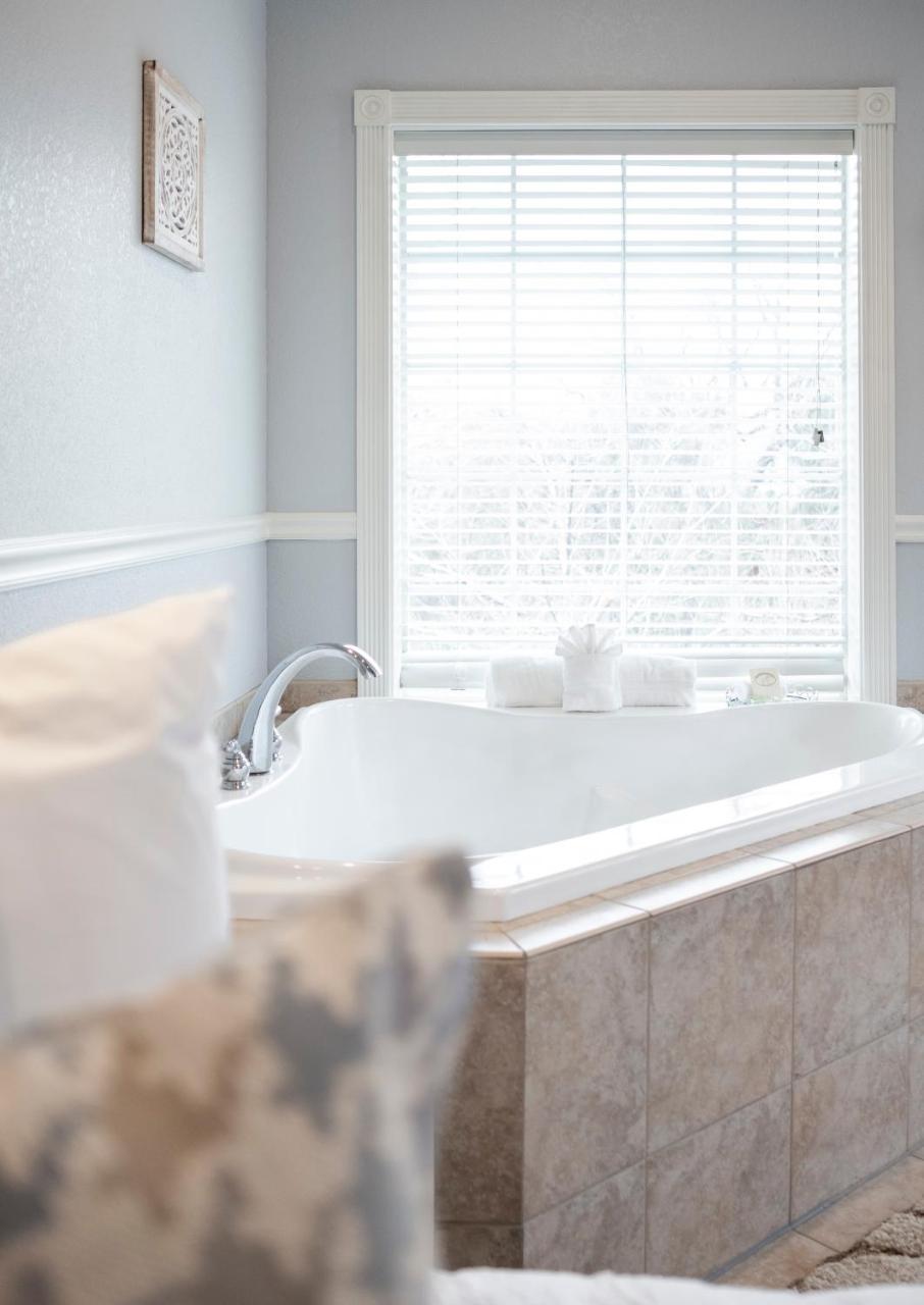 Queen Junior Suite with Fireplace & Jacuzzi,776644891:JPEG