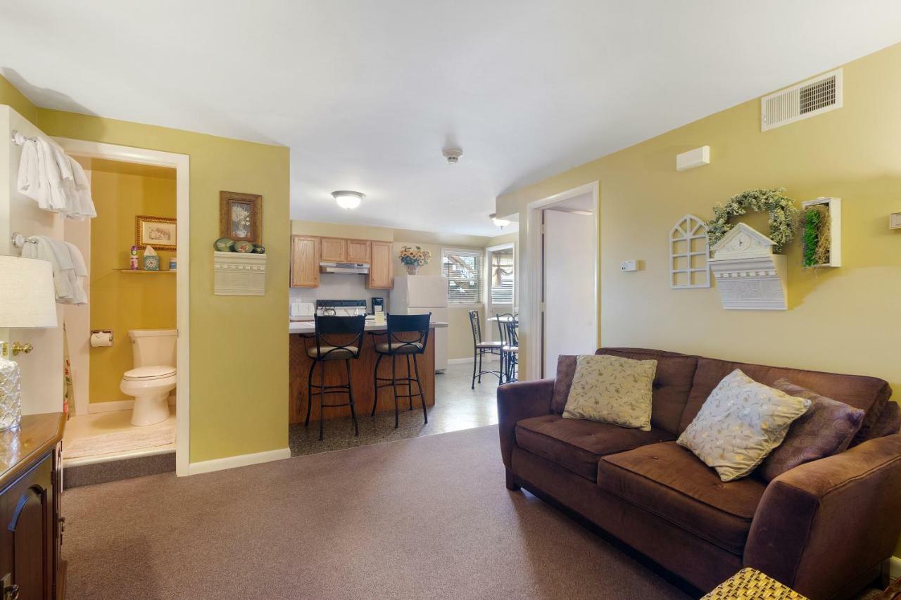 Two-Bedroom Cottage with Two Queen Beds,779579988:JPEG