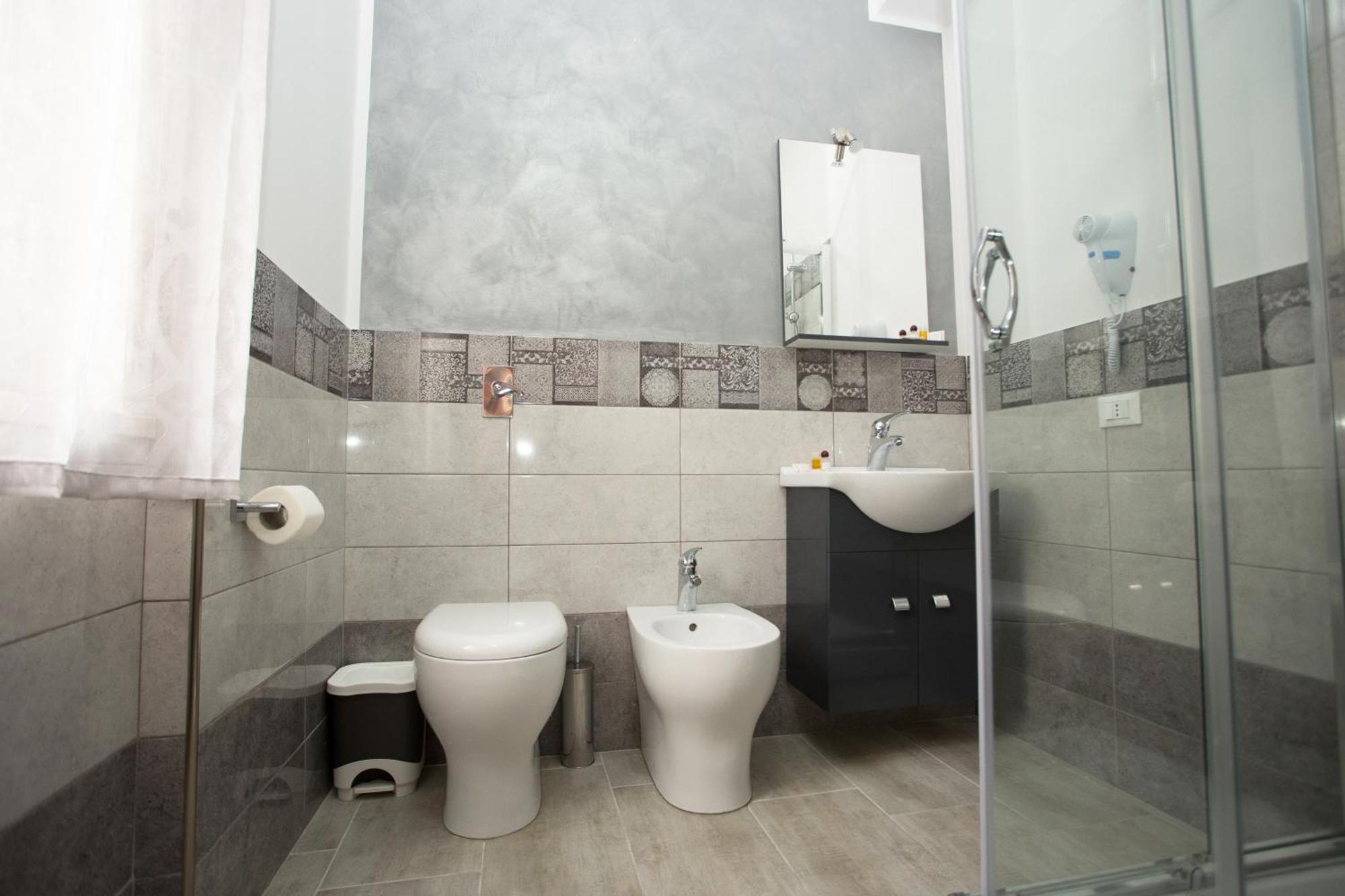Camera Matrimoniale/Doppia con Letti Singoli con Bagno Privato