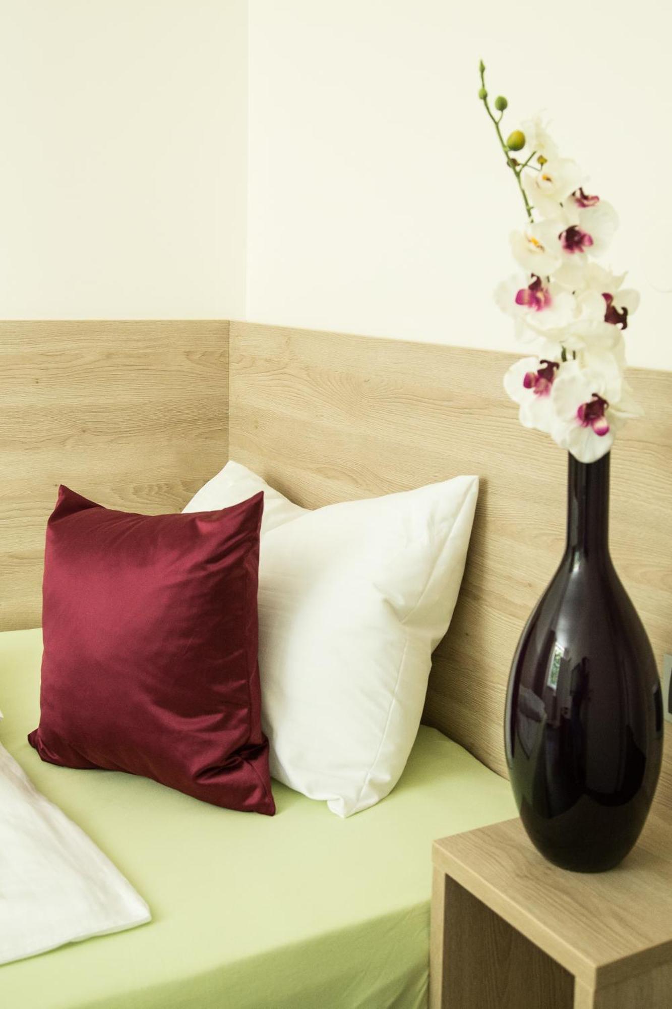 Single Room,824078891:JPEG