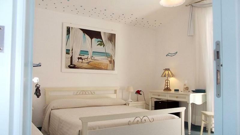 Habitación con cama extragrande y balcón