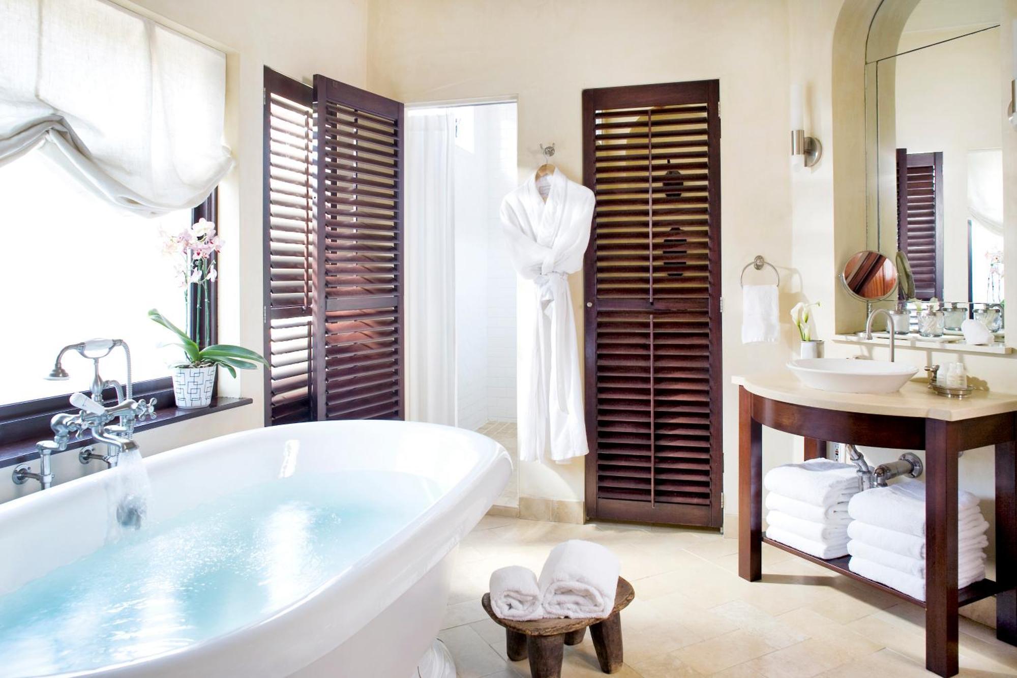 Suite con bañera de hidromasaje y cama grande