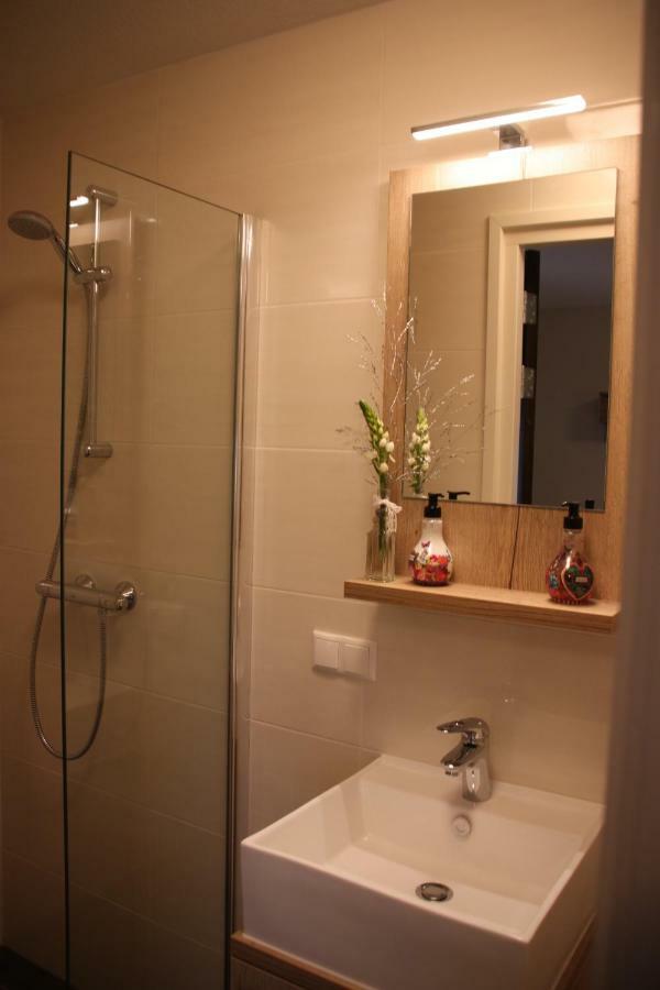 Tweepersoonskamer met 2 Aparte Bedden en Douche