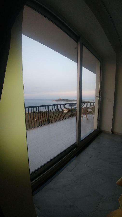Camera Matrimoniale con Balcone e Vista Mare