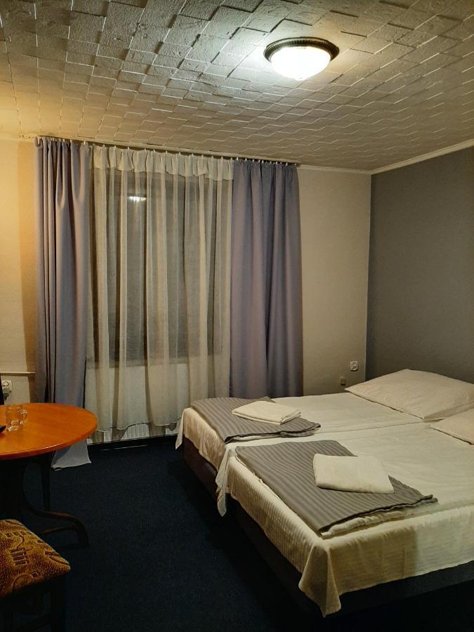 Doppel- oder Zweibettzimmer