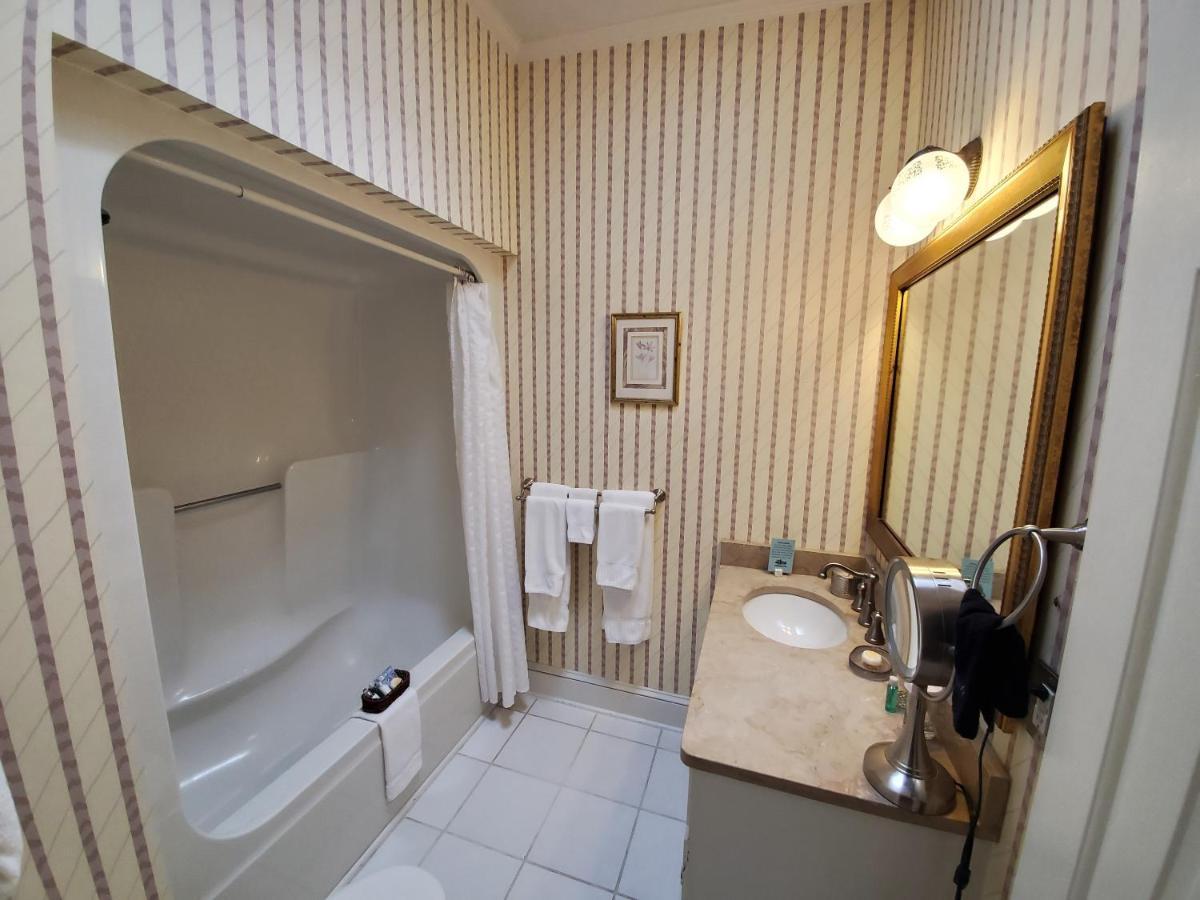 Habitación con cama grande y balcón