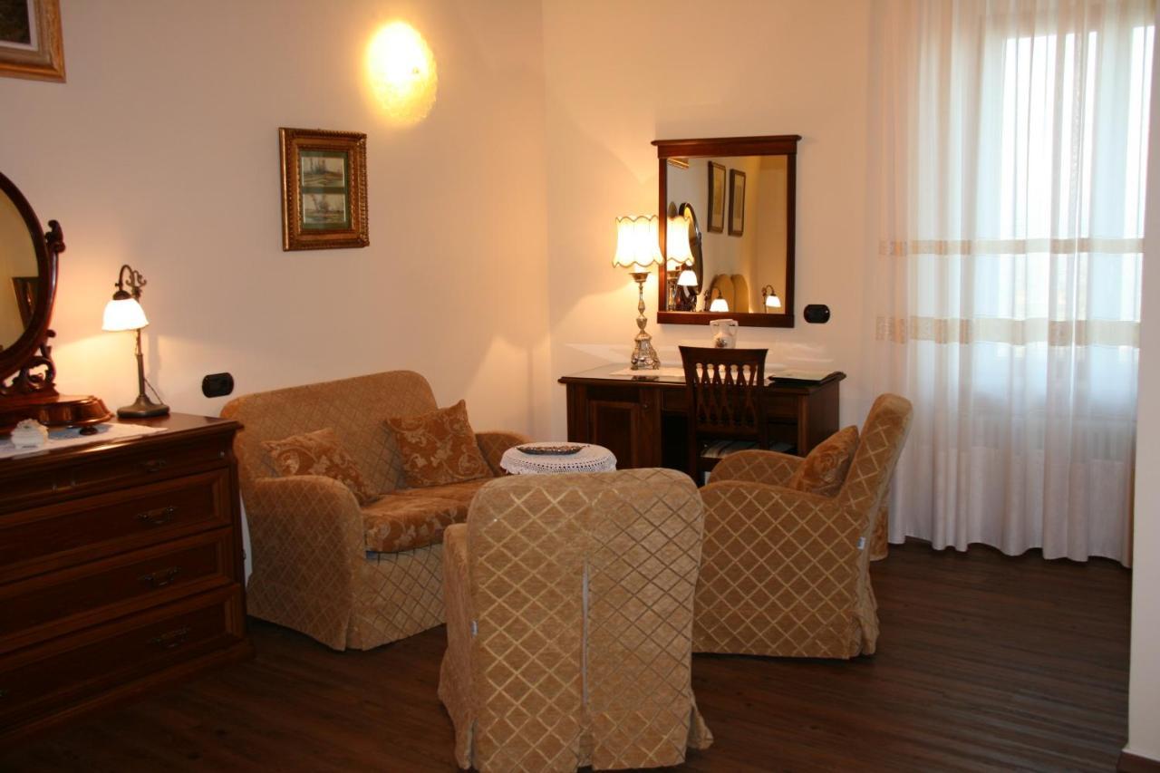 Deluxe King Suite,977664667:JPEG