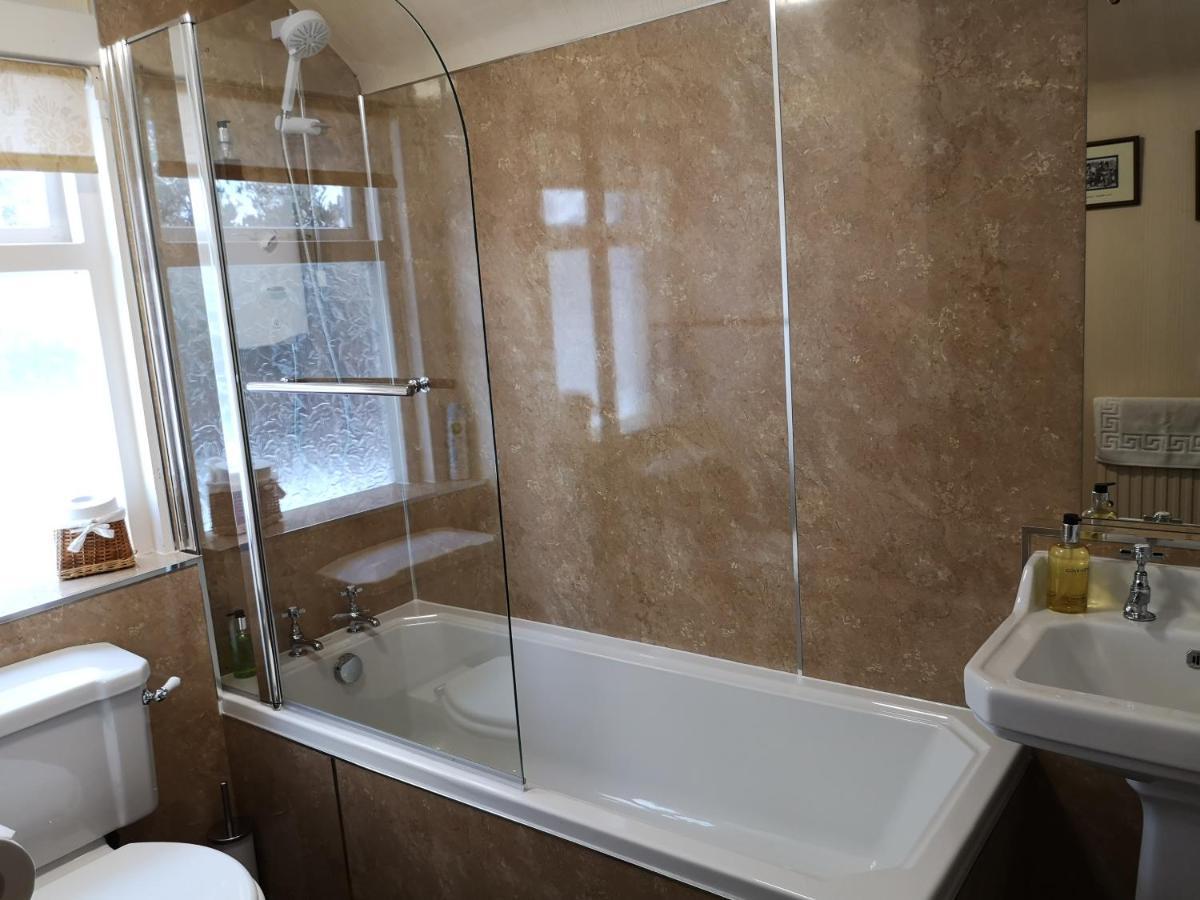 Twin Room Private External Bathroom,978603964:JPEG