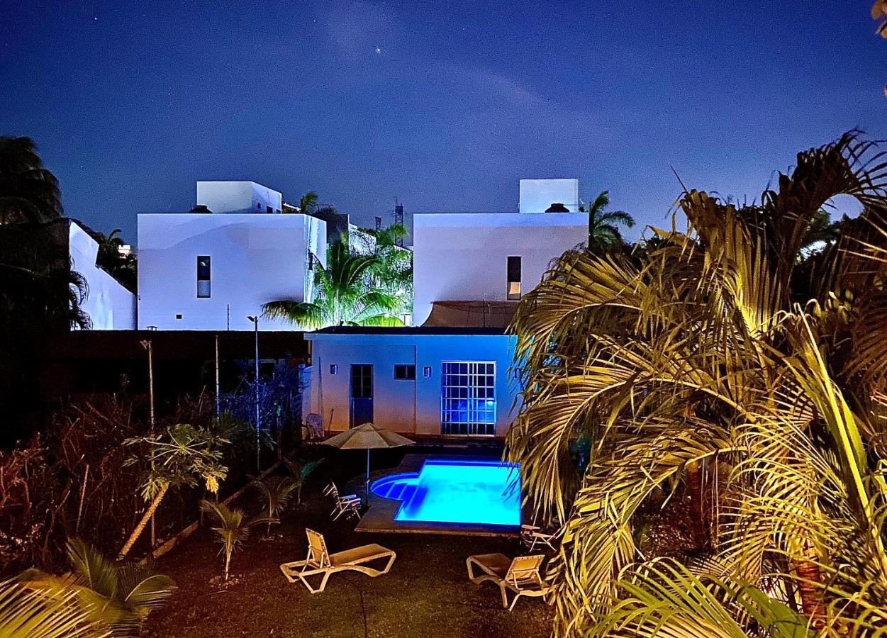 Suite con cama grande y vistas a la piscina