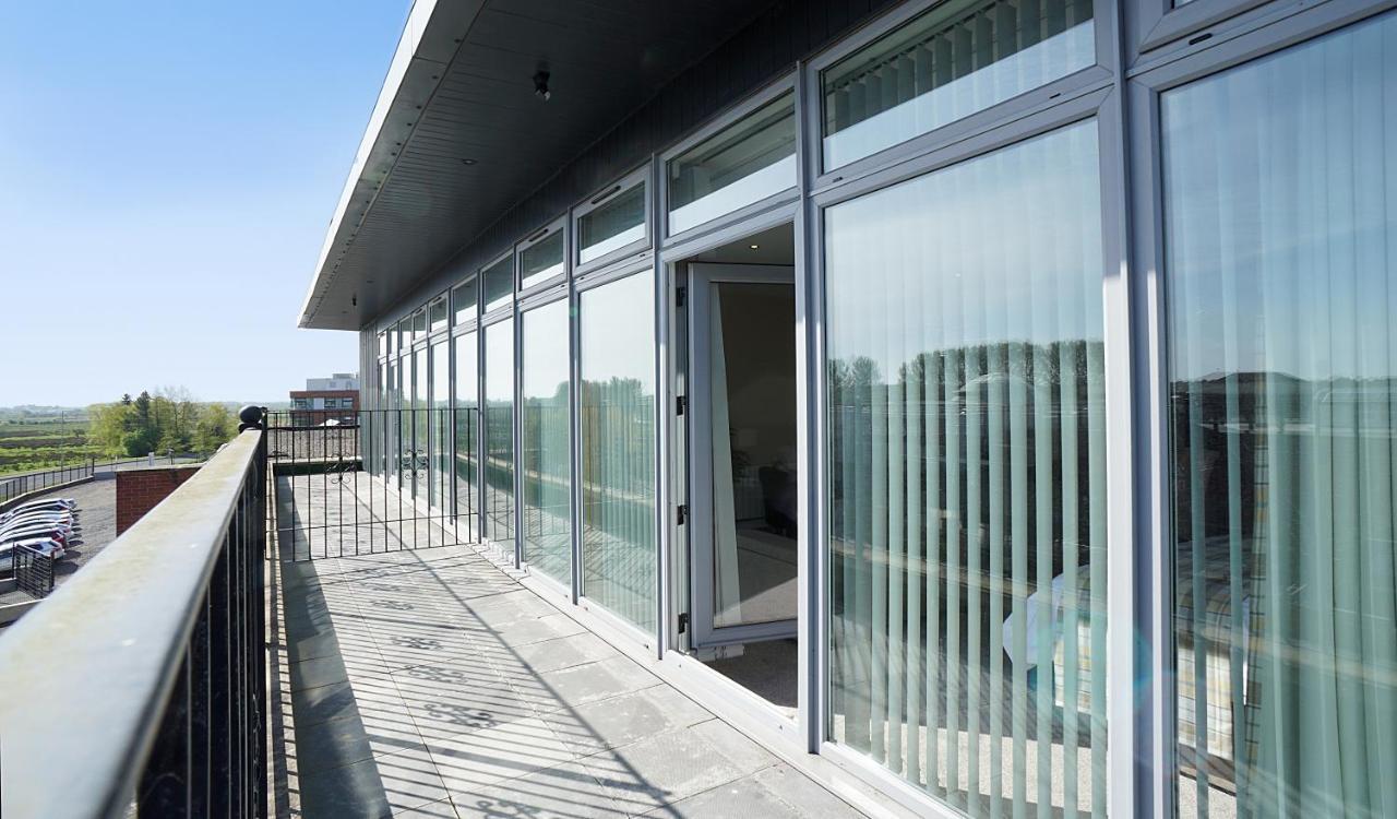 Studio,998460447:JPEG