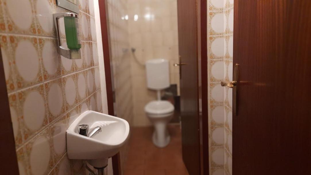 Camera singola con servizi igienici in comune nel corridoio