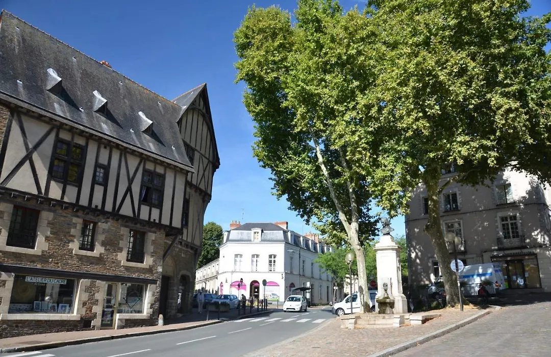 LES AUGUSTINS, chambres d'hôtes, quartier historique, accueil 2 roues-1