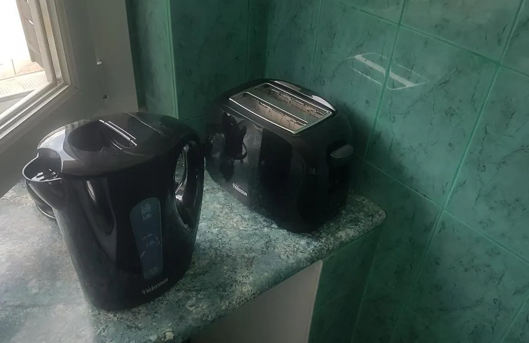NEW CHEAP PRIVATE ROOM, KITCHEN , OVERWIEUW sea,TRAM on spot, 12 minutes from nice train station with tram , beach in 17 min tram , CHAMBRE PRIVÉE pas cher, cuisine équipée , tram sur place, APERÇU mer, 12 min de la gare de Nice avec le tram, 17 min-1