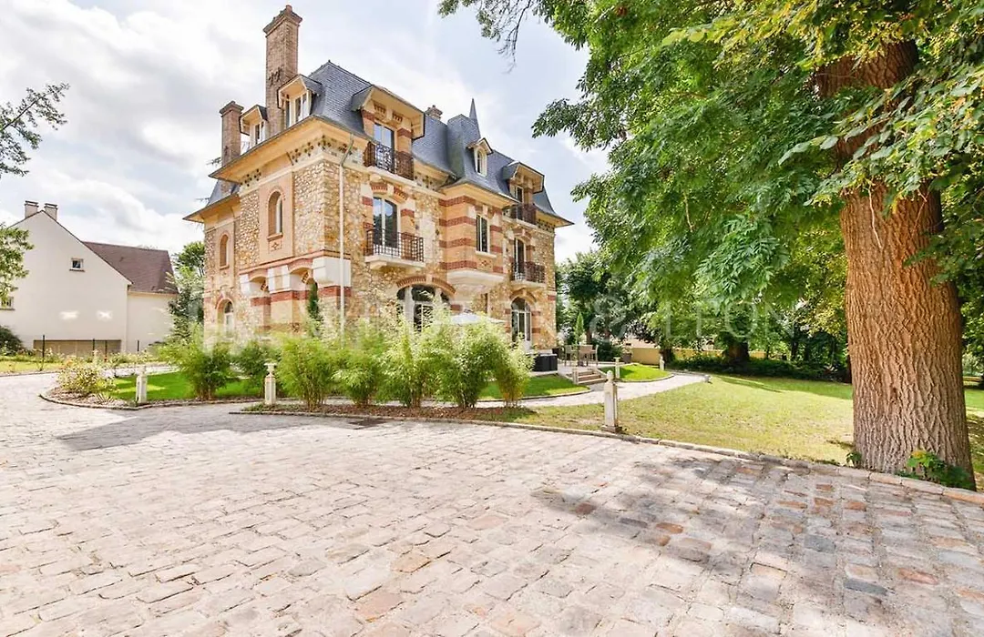 Chateau De La Feuilleraie-1