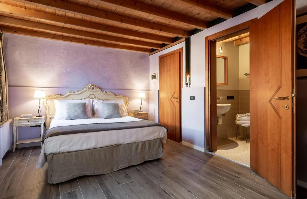 V Nice Rooms-1