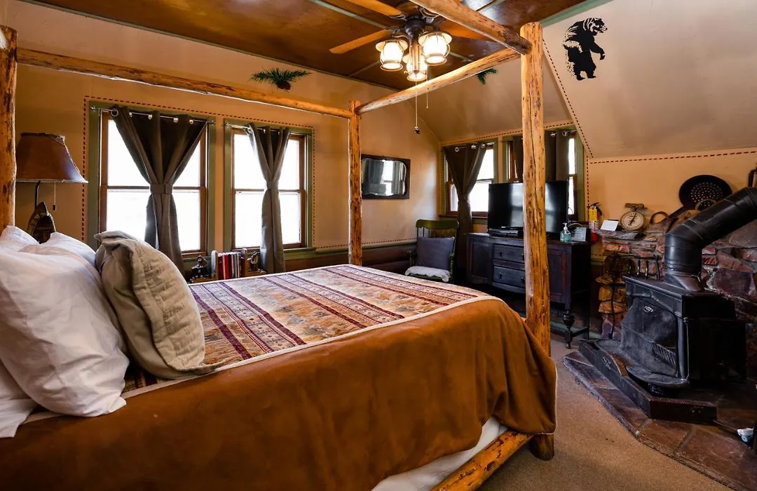 Gold Mountain Manor-1