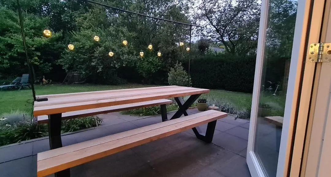 Bij Ons Naast-1