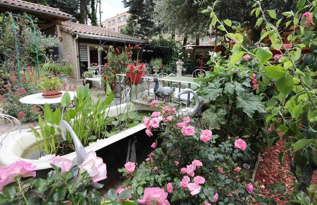 Maison d'Hôtes et Roulotte Le 6 Bis-1