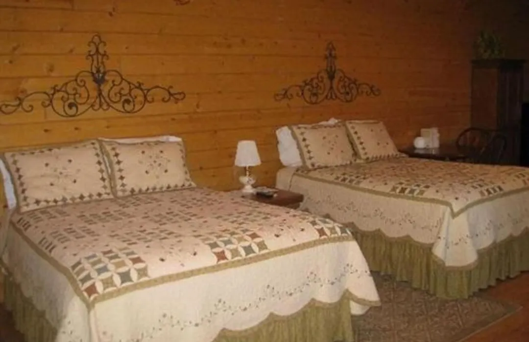 Pine Tree Inn-1