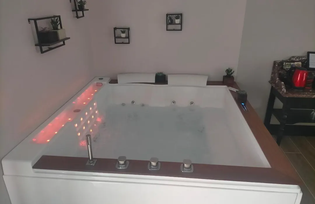 Suite romantique avec jacuzzi-1