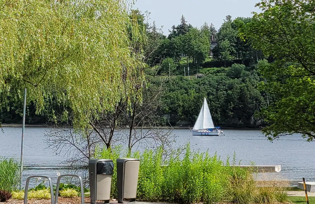 Kokomo Inn: Tropical Riverfront B&B for Adults on Capital Cycling Route-1