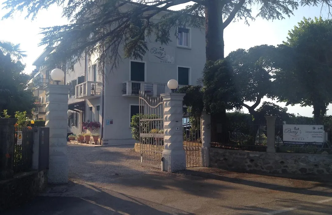 Betty'S House-1