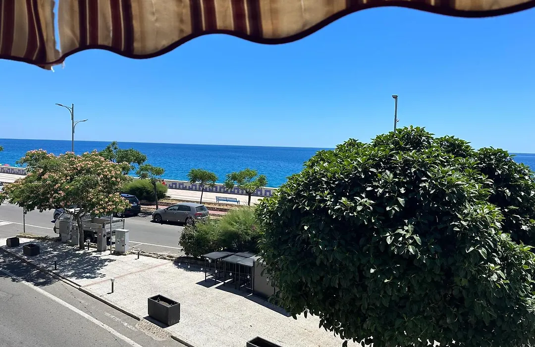 Hice Room Lungomare Fronte Mare-1