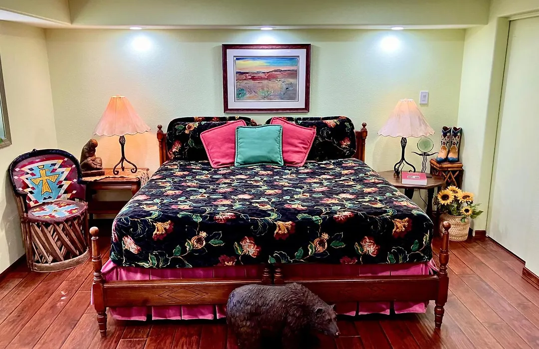 Trail Boss King Ensuite-Prairie Rose B&B - 1200 Sq Ft Suite-1