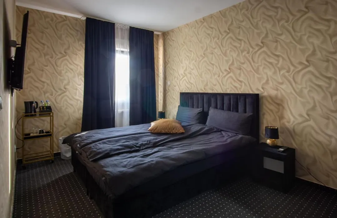 Bed And Breakfast 33-1