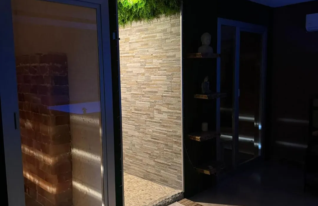 Royalty Rooms & Spa-1