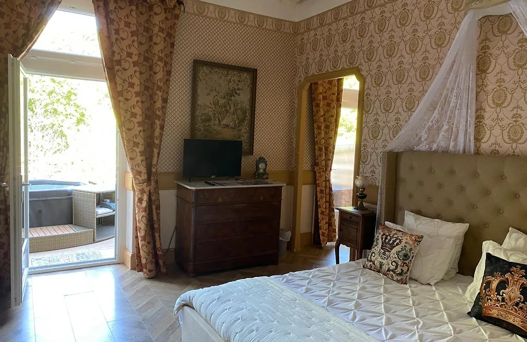 Suite Romantique D'Isoarde Des Baux - Chateau De Rochetaillee-1