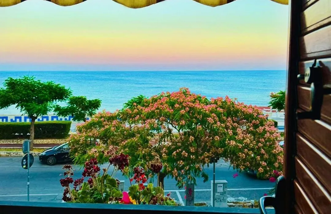 Hice Room Lungomare Fronte Mare-1