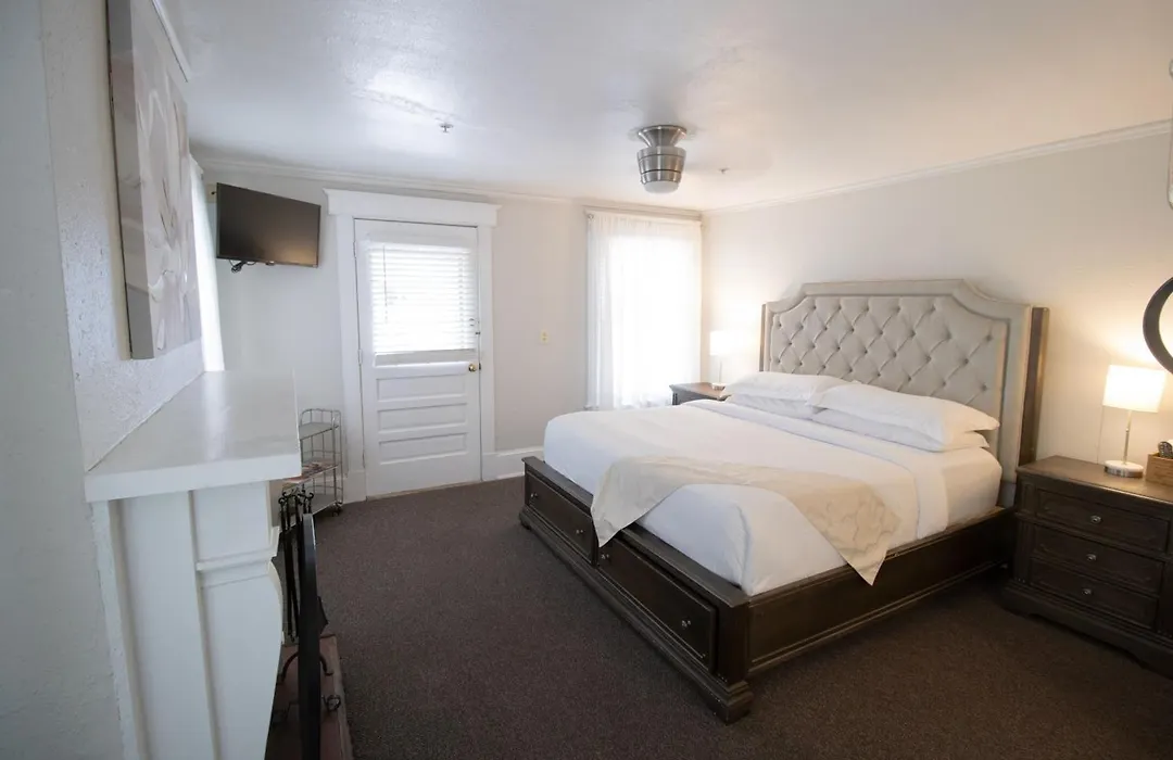 Inn On Charlotte Boutique Hotel-1