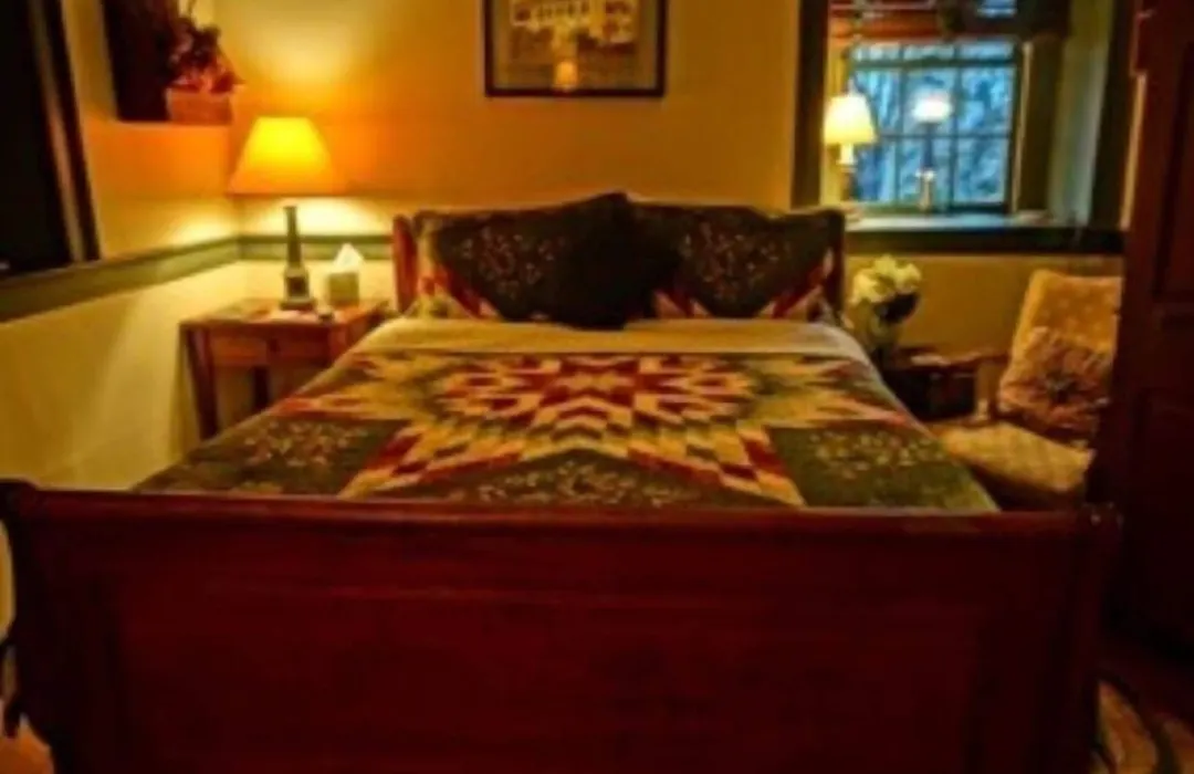 Brownstone Colonial Inn-1
