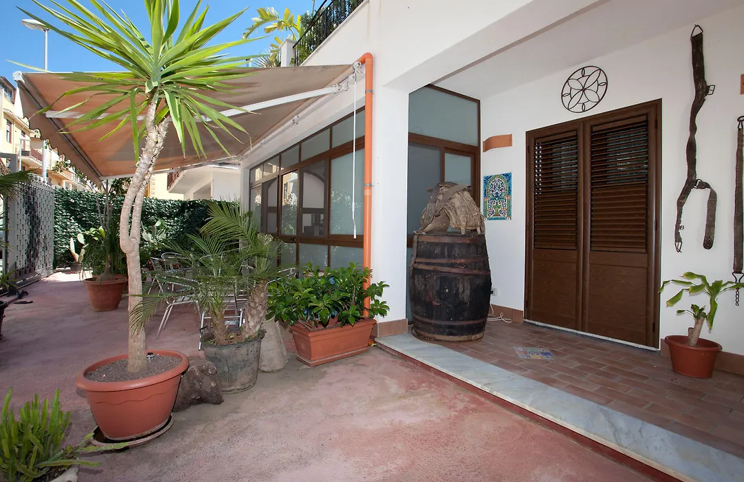 Kunesias B&B-1